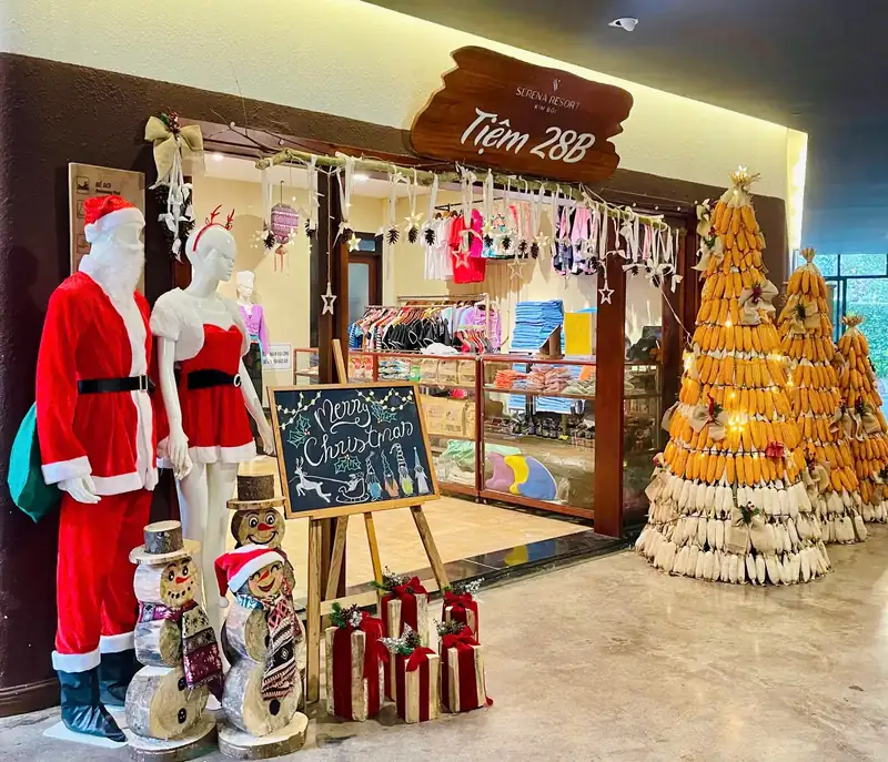 Cây thông kết từ bắp ngô khô và hình nộm ông già Noel trước một cửa tiệm trong khu Serena Kim Bôi, Giáng sinh 2025