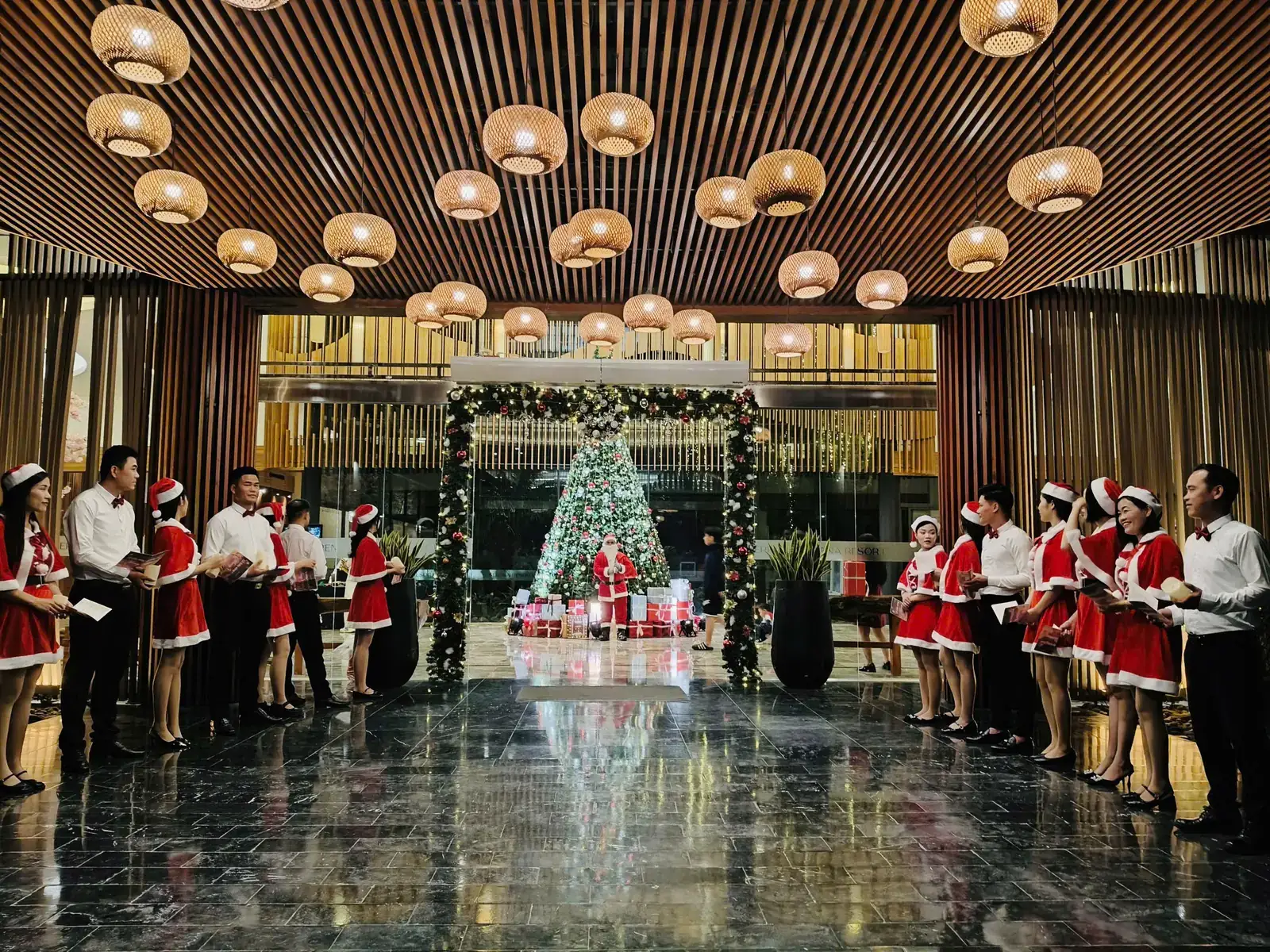 Sảnh lễ tân Serena Kim Bôi trang trí Giáng sinh 2025: cây thông, cổng kết hoa và nhân viên mặc đồ Noel