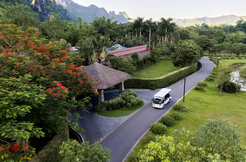 Đường vào Serena Resort Kim Bôi giữa vườn cây, nhìn từ trên cao