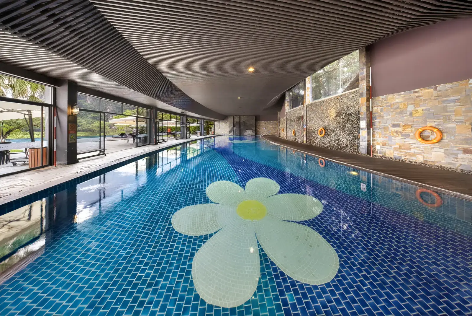 Bể khoáng nóng trong nhà rộng hơn 500 m² ở Serena Resort Kim Bôi