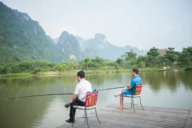 Câu cá bên hồ giữa núi đá vôi ở Serena Kim Bôi