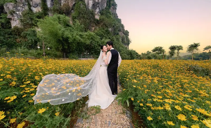 Cô dâu chú rể giữa cánh đồng hoa vàng trong khu Serena Kim Bôi
