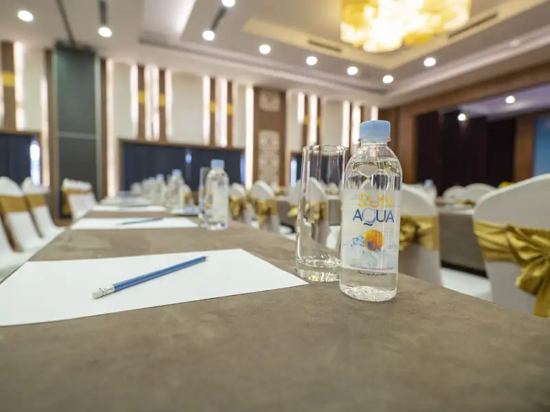 Bàn hội nghị trải khăn, giấy bút và nước suối trong phòng tiệc – Serena Resort Kim Bôi