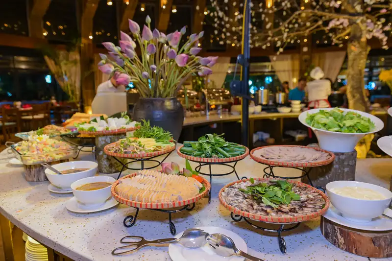 Quầy buffet món Tây Bắc bày trên mẹt tre và hoa sen – nhà hàng Nón, Serena Kim Bôi