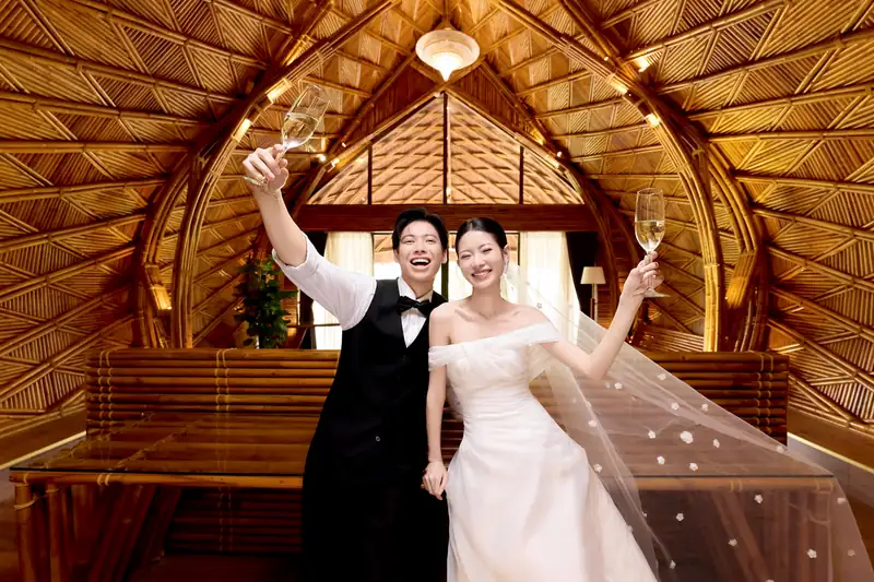Cô dâu chú rể nâng ly trong phòng trần tre đan – Serena Resort Kim Bôi