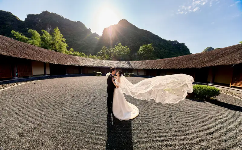 Cô dâu chú rể giữa sân sỏi cào vân, dãy mái tranh vòng tròn – Serena Resort Kim Bôi