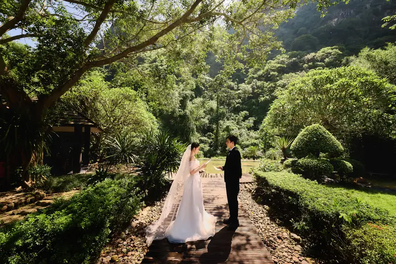 Cô dâu chú rể trên lối đá giữa vườn cây xanh – Serena Resort Kim Bôi