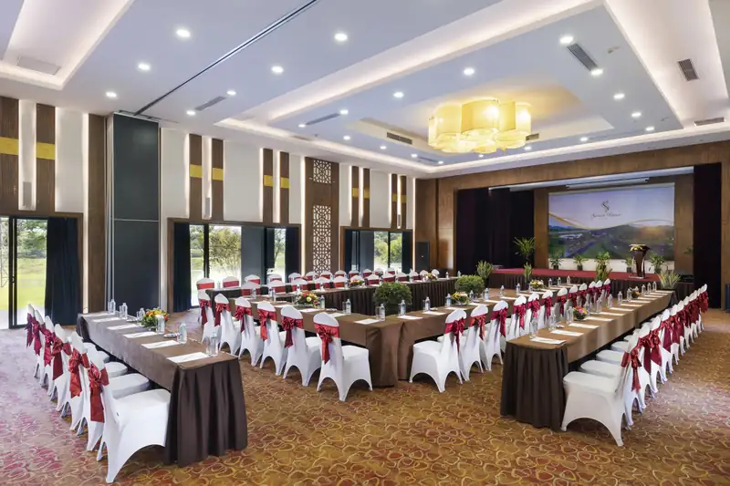 Đỗ Quyên Ballroom bày bàn hội nghị chữ U, ghế bọc trắng thắt nơ đỏ – Serena Resort Kim Bôi