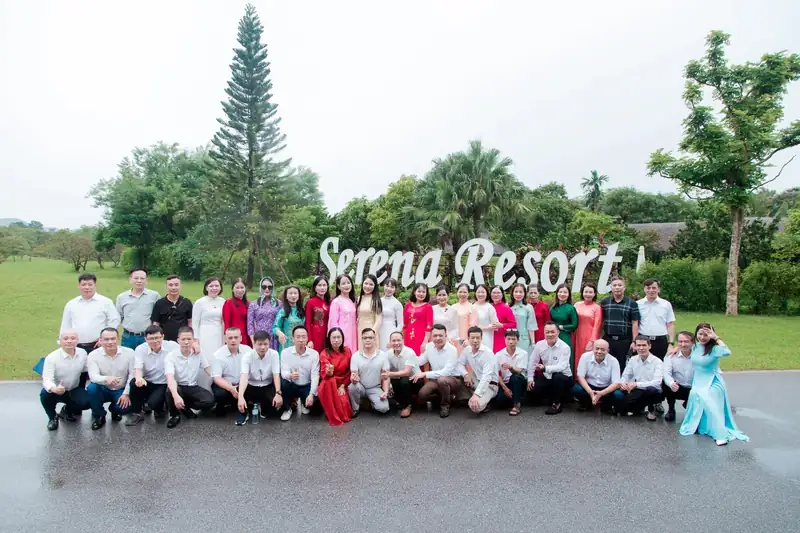 Đoàn công ty chụp ảnh lưu niệm bên chữ Serena Resort trên bãi cỏ