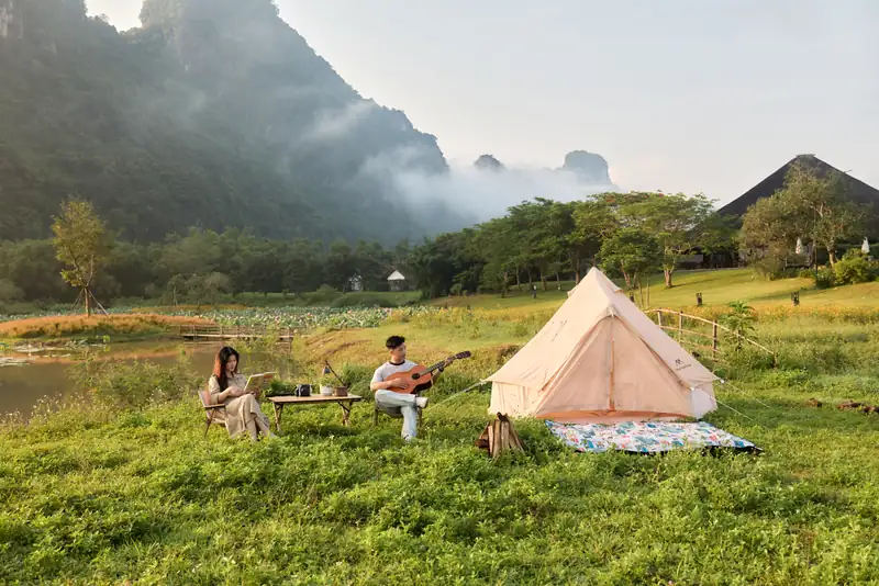 Lều cắm trại bên bờ nước, sương phủ núi đá buổi sáng – Serena Resort Kim Bôi