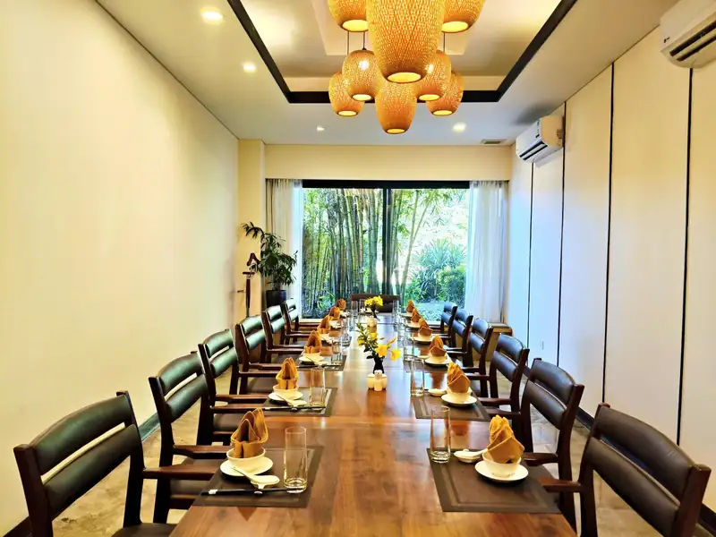 Phòng ăn VIP bàn dài, đèn mây tre, cửa kính nhìn ra rừng trúc – Serena Resort Kim Bôi