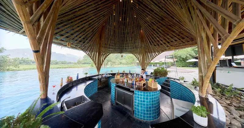 Quầy bar mái tre bên hồ bơi Panorama nhìn ra núi – Serena Resort Kim Bôi