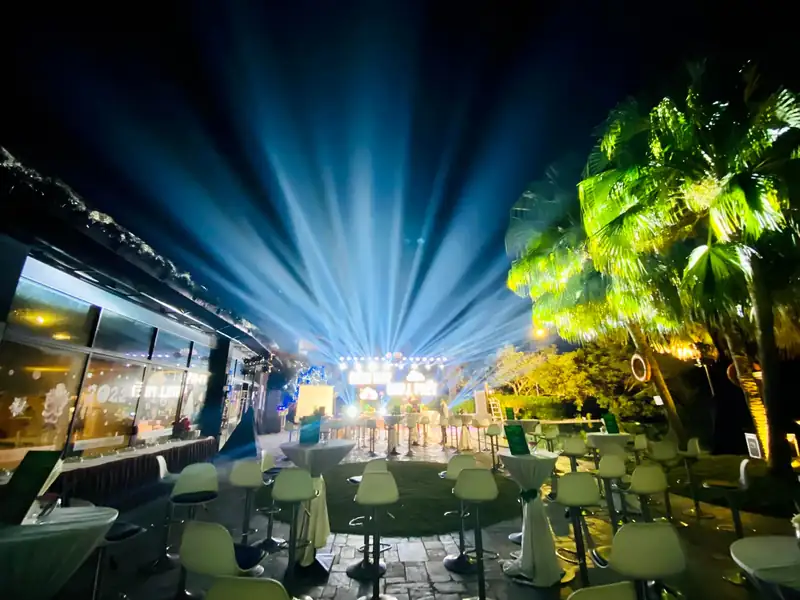 Sân khấu sự kiện buổi tối với đèn chiếu sáng bên hồ bơi – Serena Resort Kim Bôi