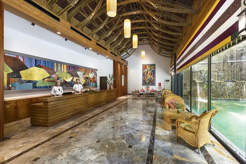 Sảnh lễ tân Serena Resort Kim Bôi trần tre đan, tranh tường lớn, ghế mây