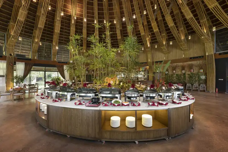 Quầy buffet tròn dưới mái tre đan của nhà hàng Nón, Serena Resort Kim Bôi