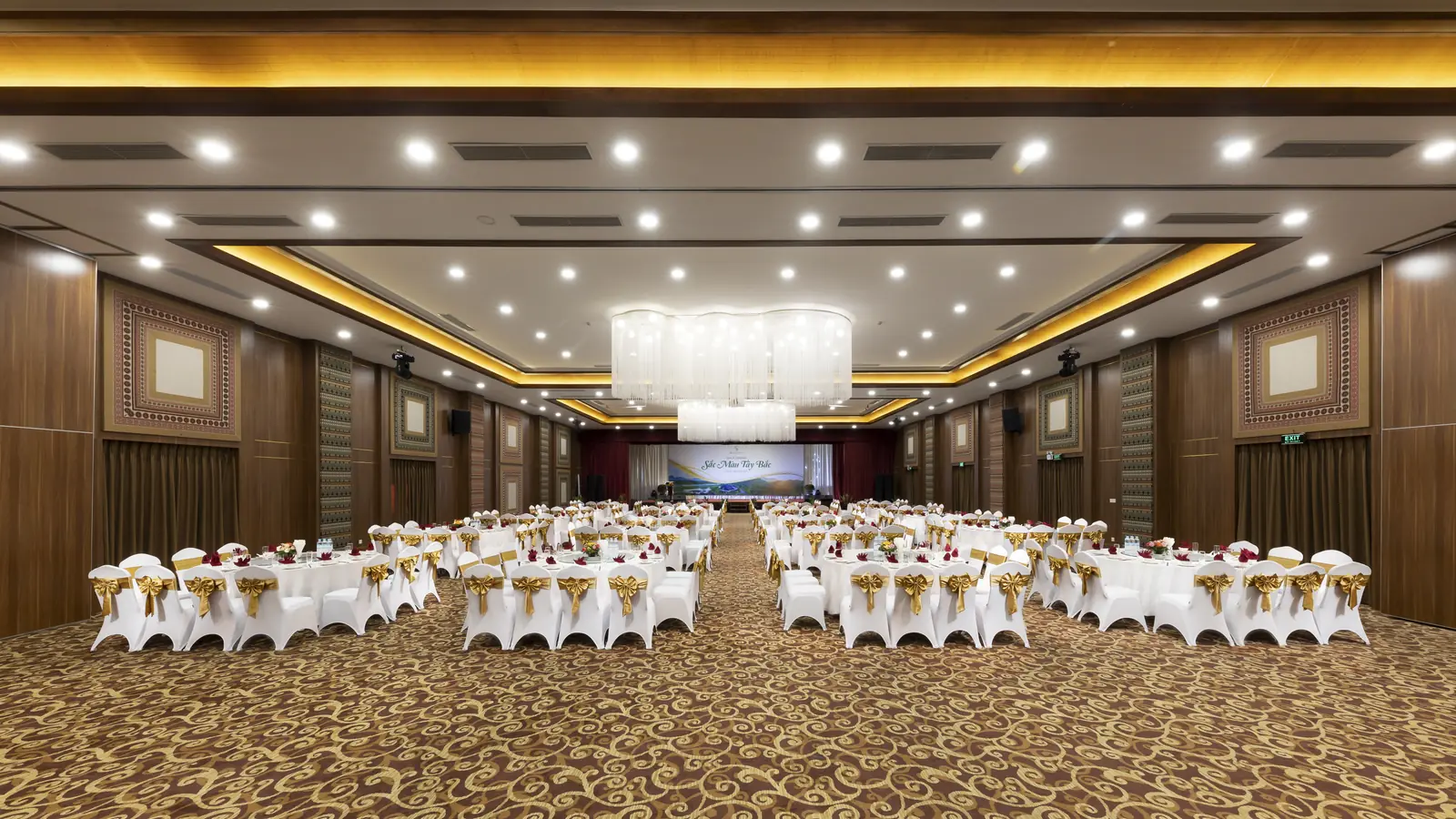 Hội trường lớn bày bàn tiệc trắng, đèn chùm pha lê ở Serena Resort Kim Bôi