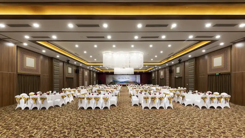 Hội trường lớn bày bàn tiệc trắng, đèn chùm pha lê ở Serena Resort Kim Bôi