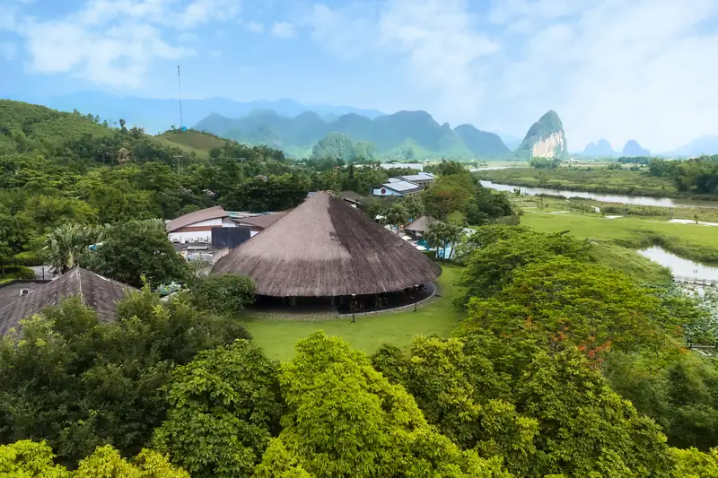 Mái nón khổng lồ của nhà hàng Nón giữa cánh đồng, sông và núi đá vôi Kim Bôi nhìn từ trên cao