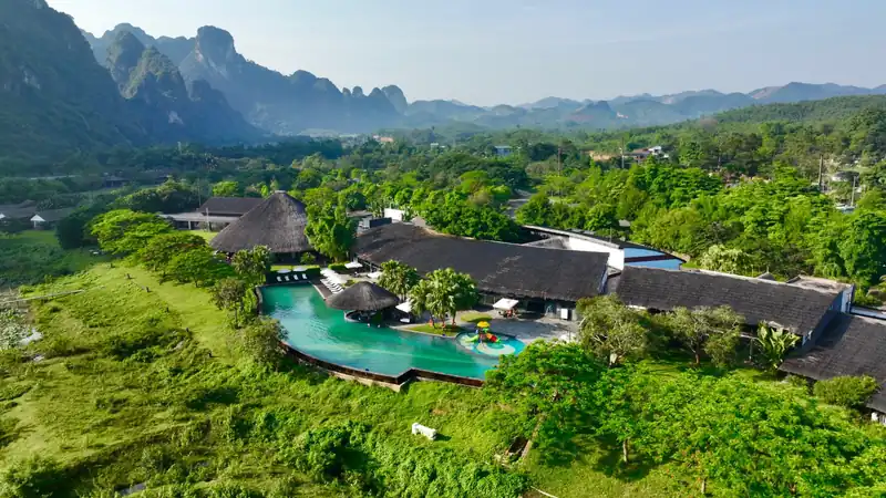 Toàn cảnh Serena Resort Kim Bôi từ trên cao: hồ bơi, mái tranh và nhà hàng Nón giữa thung lũng núi đá vôi