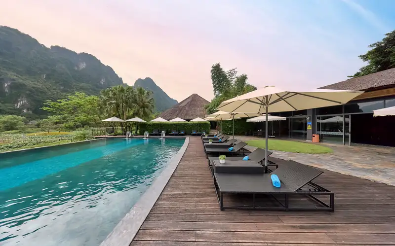 Hồ bơi ngoài trời Serena Kim Bôi nhìn ra núi đá vôi