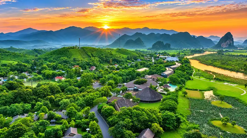 Thung lũng Kim Bôi lúc hoàng hôn nhìn từ trên cao, khu nghỉ Serena giữa núi rừng