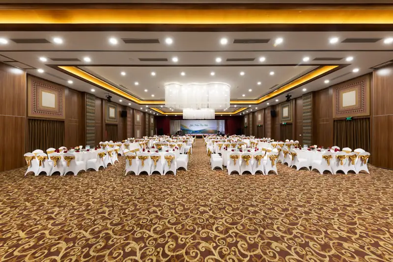 Hoa Ban Grand Ballroom bày bàn tiệc ở Serena Resort Kim Bôi