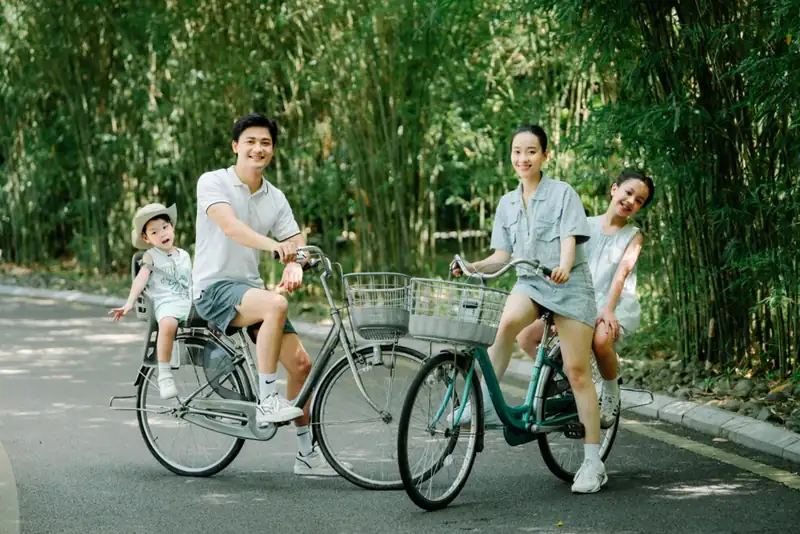 Gia đình đạp xe trên đường rợp tre trong khu Serena Kim Bôi, bé ngồi ghế sau xe