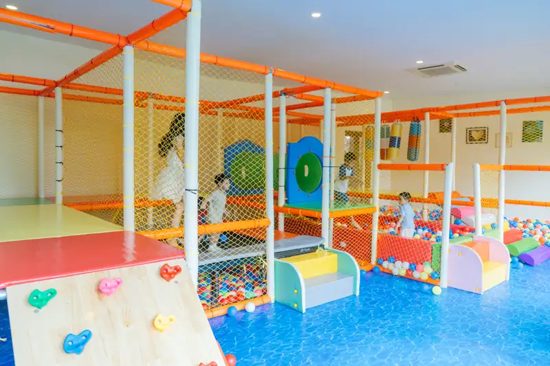 Khu vui chơi trẻ em trong nhà ở Serena Kim Bôi có nhà bóng, cầu trượt và tường leo