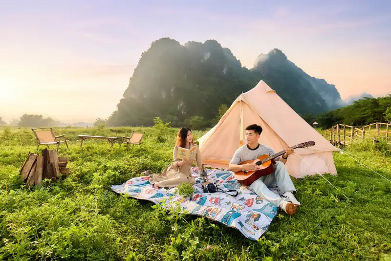 Lều cắm trại trên bãi cỏ dưới chân núi ở Serena Kim Bôi