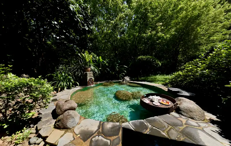 Bể onsen ngoài trời kiểu Nhật ở Serena Kim Bôi, khay trà nổi trên mặt nước khoáng