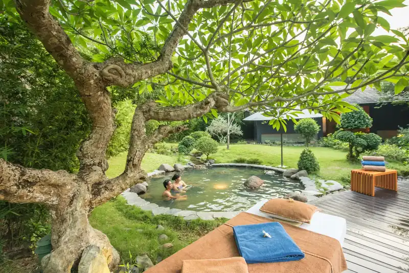 Bể onsen ngoài trời dưới tán cây ở khu Onsen kiểu Nhật Serena Kim Bôi