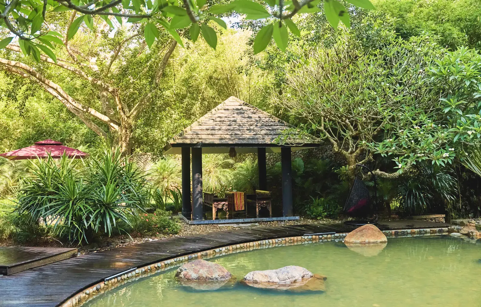 Bể onsen ngoài trời cạnh chòi gỗ giữa vườn cây ở khu Onsen kiểu Nhật, Serena Kim Bôi