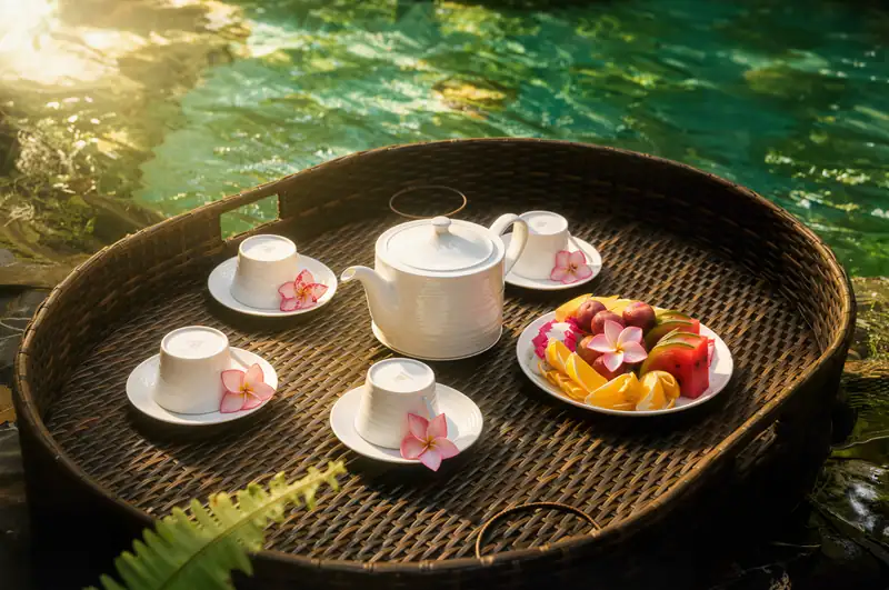 Khay trà và trái cây trên mặt bể onsen ở Serena Kim Bôi