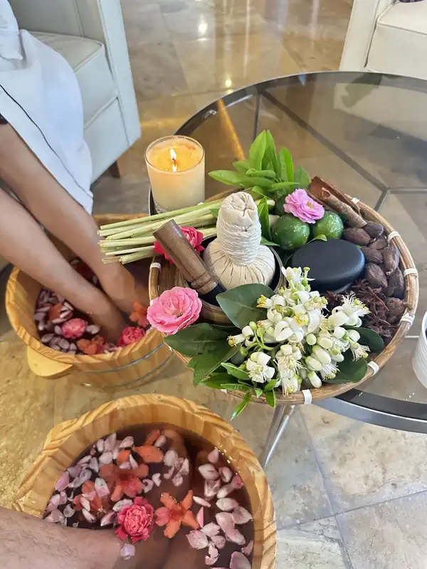 Ngâm chân thảo dược Mế Mường: chậu gỗ, cánh hoa và túi thảo dược ở Serena Kim Bôi