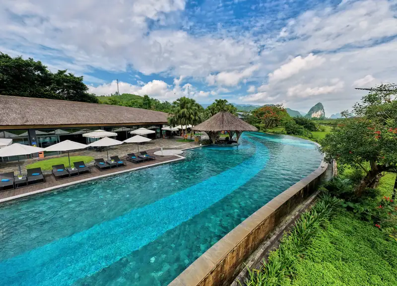 Hồ bơi Panorama ngoài trời uốn dài theo sườn đồi ở Serena Kim Bôi