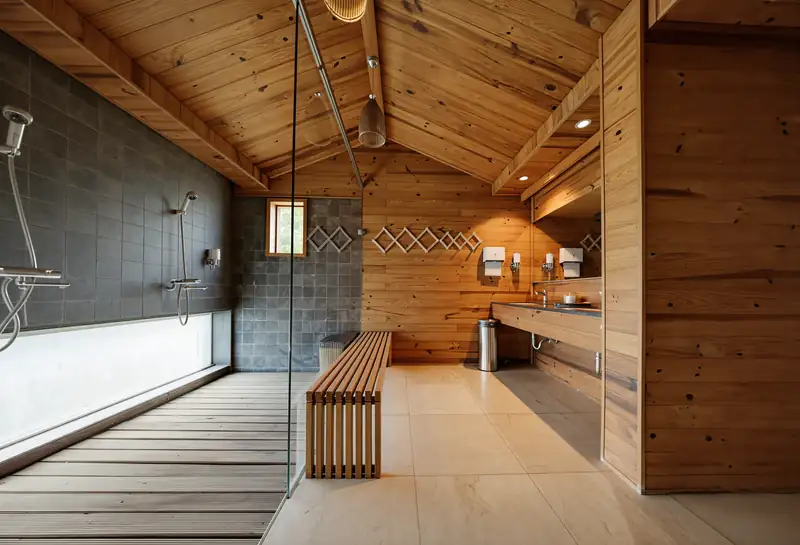 Phòng tắm tráng ốp gỗ có vòi sen ở khu Onsen Serena Kim Bôi