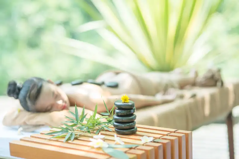 Khách nằm thư giãn trên giường massage ở Serena Spa, Kim Bôi