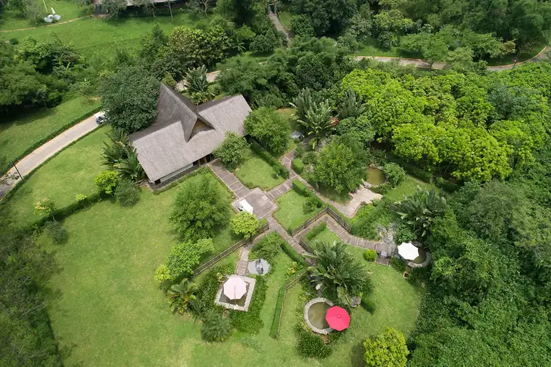 Khu Onsen kiểu Nhật ở Serena Kim Bôi nhìn từ trên cao: nhà mái tranh và các bể giữa vườn