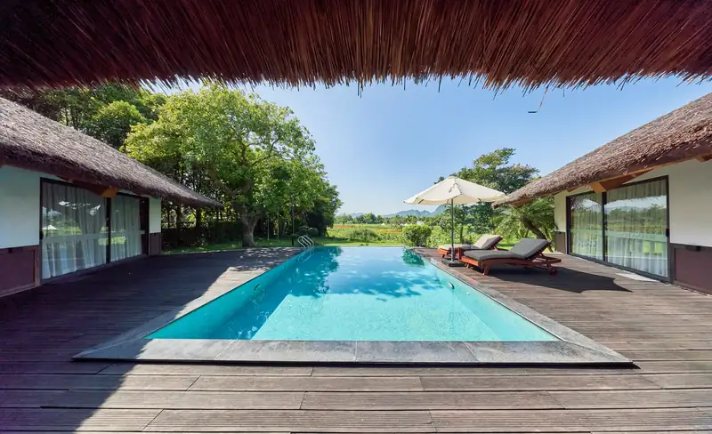 Hồ bơi riêng của Onsen Villa ở Serena Kim Bôi