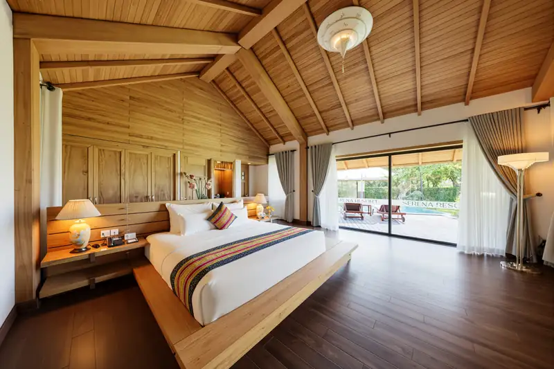 Phòng ngủ Onsen Villa ở Serena Kim Bôi, trần gỗ