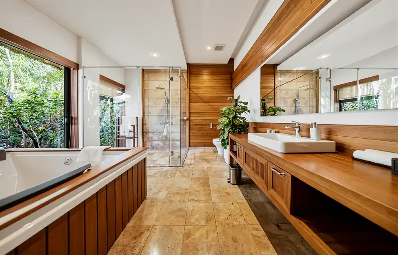 Phòng tắm Onsen Villa ở Serena Kim Bôi, bồn tắm ốp gỗ và buồng tắm kính