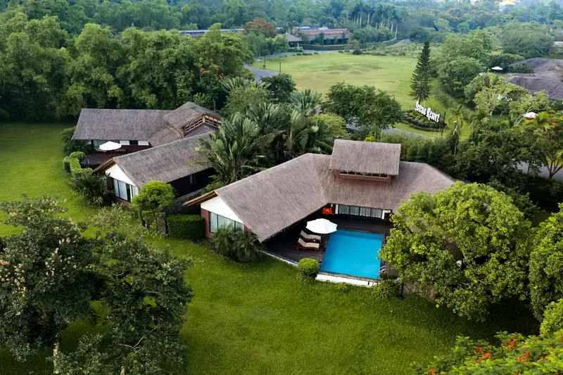 Onsen Villa ở Serena Kim Bôi nhìn từ trên cao, hồ bơi riêng trong sân vườn