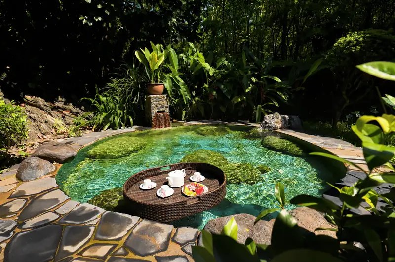 Bể onsen lát đá trong vườn ở khu Onsen kiểu Nhật Serena Kim Bôi