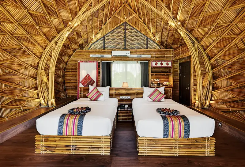 Bungalow Serena Kim Bôi, trần tre đan hình bông sen phía trên giường