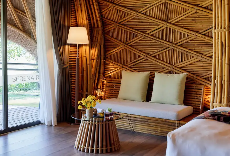 Góc sofa dưới vách tre đan trong Bungalow ở Serena Kim Bôi