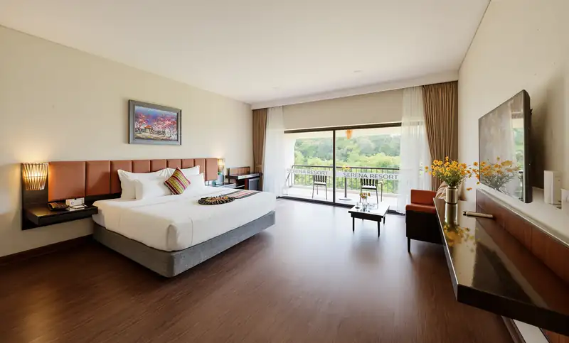 Phòng Deluxe Nature View ở Serena Kim Bôi, cửa kính lớn nhìn ra vườn và núi