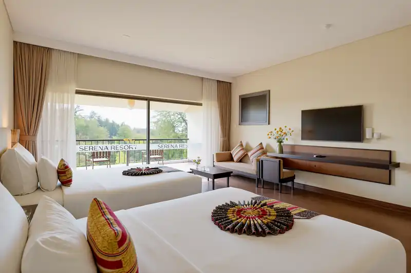 Phòng Deluxe Nature View hai giường ở Serena Kim Bôi, cửa kính mở ra ban công nhìn vườn