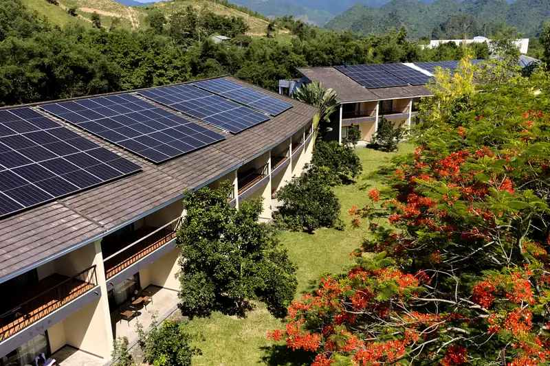 Dãy phòng Deluxe Nature View hai tầng giữa vườn cây ở Serena Kim Bôi nhìn từ trên cao