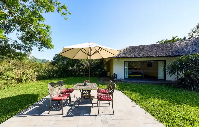 Sân vườn riêng của Garden Villa ở Serena Kim Bôi, có ô che nắng và bàn ghế ngoài trời