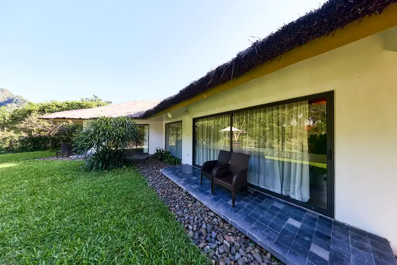 Garden Villa mái tranh, cửa kính lớn mở ra bãi cỏ riêng